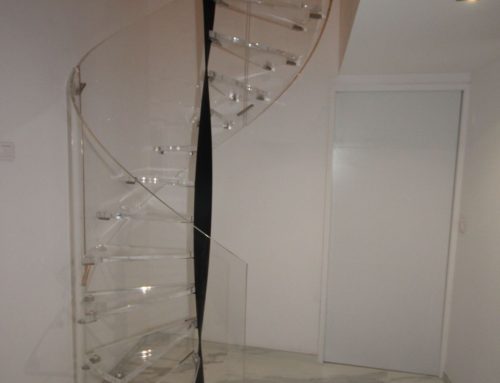 Escalier hélicoïdal en verre avec structure acier