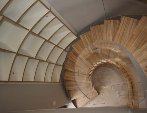 Escalier hélicoïdal avec bibliothèque sur mesure