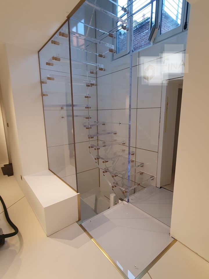Escalier suspendu en verre acrylique